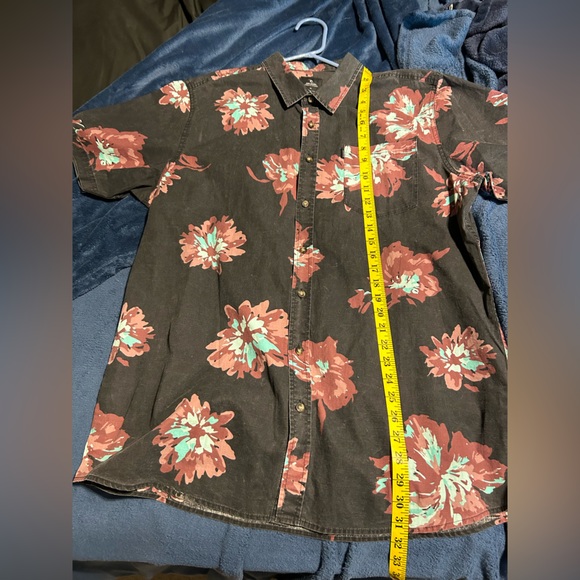 Rip Curl floral mens button short sleeve shirt. Size XL used. Black. - Picture 5 of 5